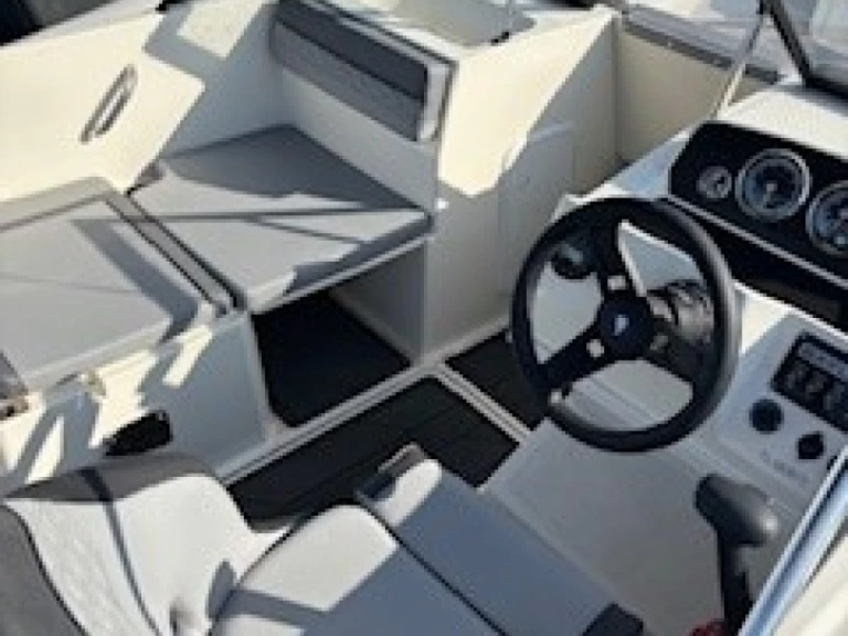Yacht charter Hyères cheap M19