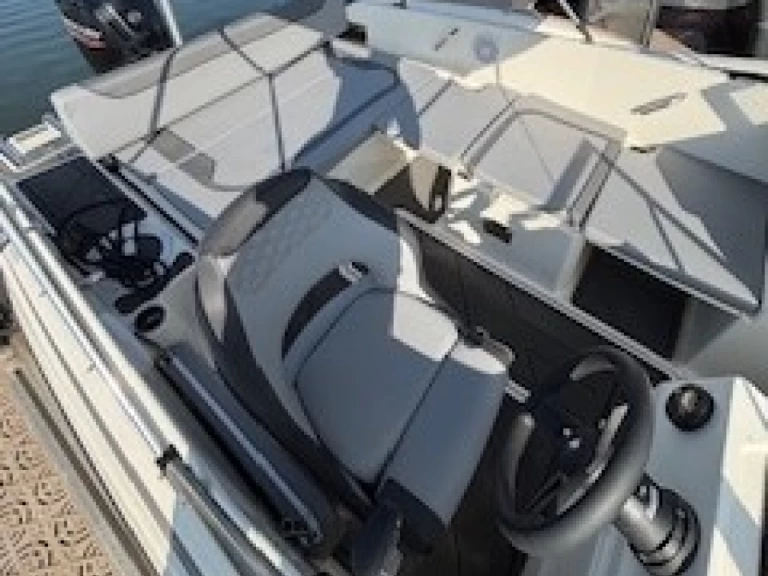 Motorboat rental in Hyères - Bayliner M19