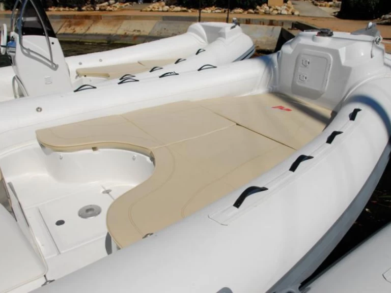 Rent a Nuova Jolly Blackfin 25 Elegance Bol