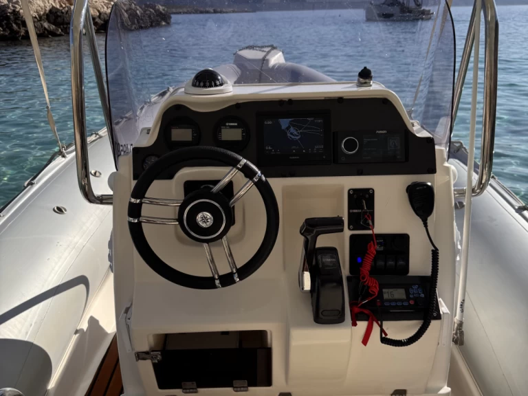 Rent a Joker Boat Clubman 23 Le Lavandou