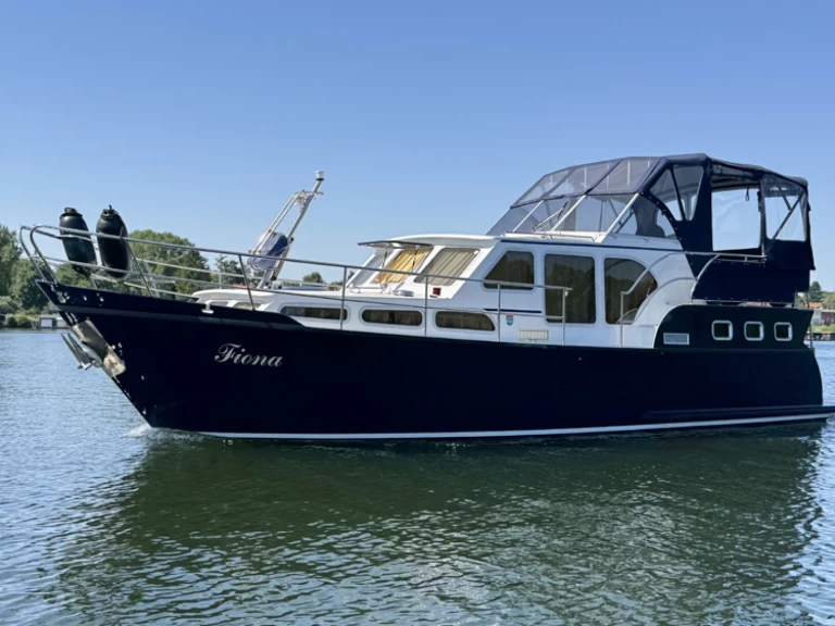 Bareboat Rental Houseboat FB-Yachtcharter with a boat licence