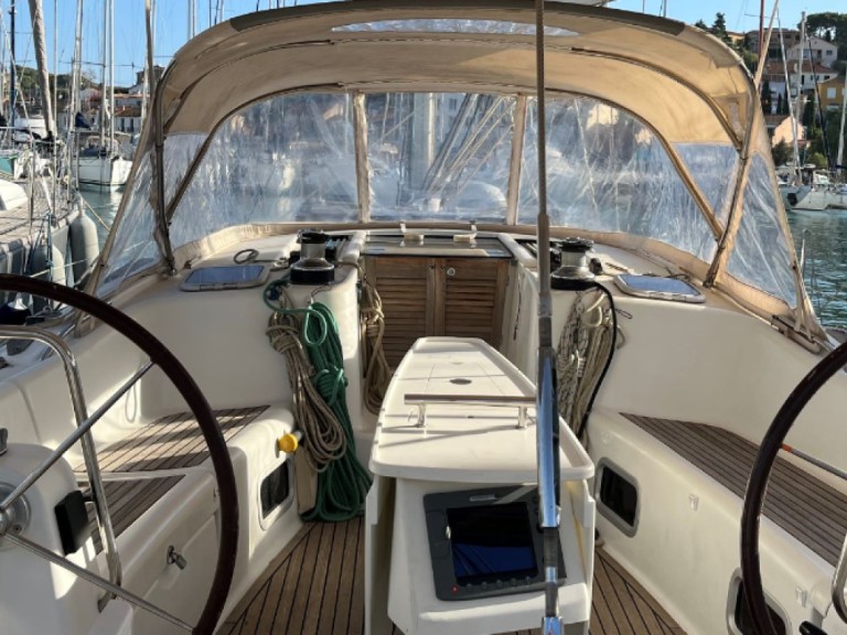 Sailboat for rent Hyères at the best price