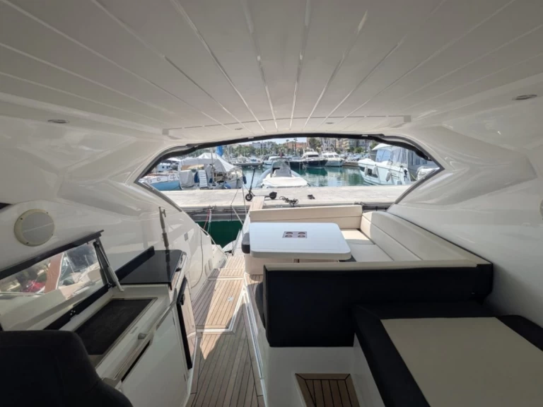 Boat rental Galeon Galeon 405 HTL in Antibes on Samboat