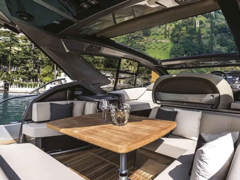 Cranchi Cranchi M44 HT in Beaulieu-sur-Mer on SamBoat