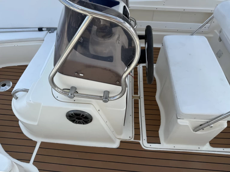 Bareboat Rental Motorboat Ranieri with a boat licence