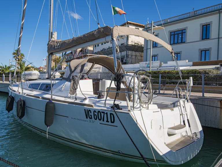 Sailboat rental in San Vincenzo - Jeanneau Sun Odyssey 33i
