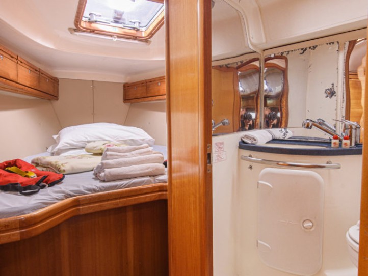 Yacht charter San Vincenzo cheap Cruiser 37