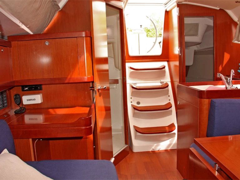 Sailboat for rent San Vincenzo at the best price