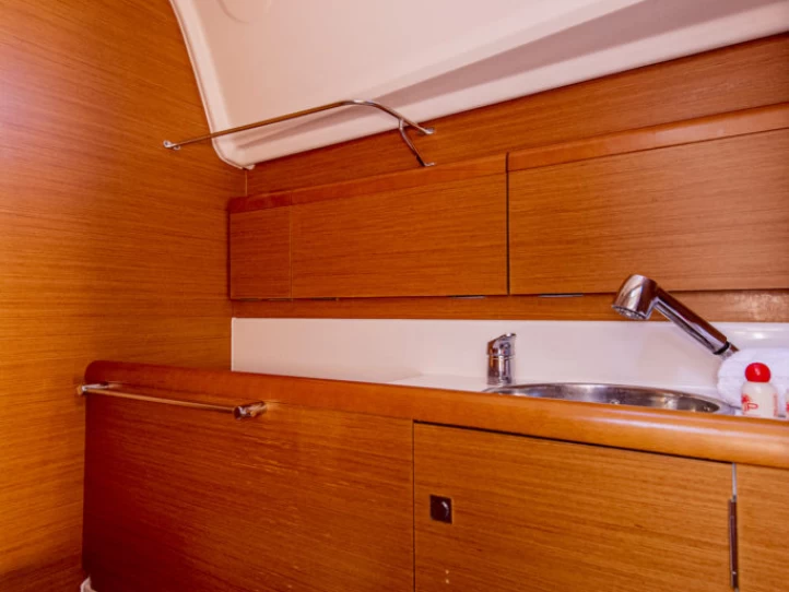 Sailboat rental with or without captain Jeanneau San Vincenzo