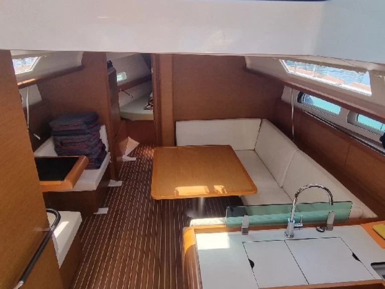 Sailboat for rent San Vincenzo at the best price