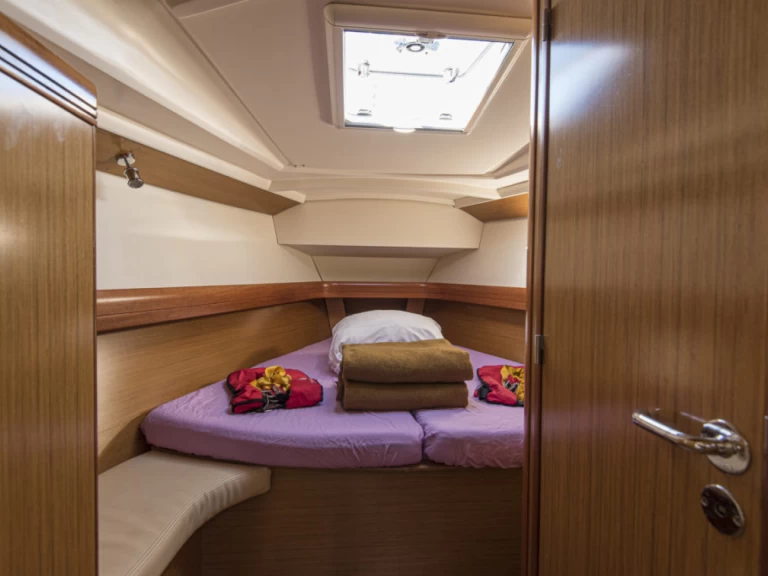 Sailboat rental with or without captain Jeanneau San Vincenzo