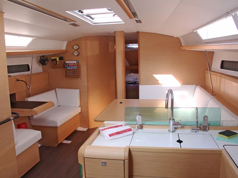 Sailboat rental with or without captain Jeanneau San Vincenzo