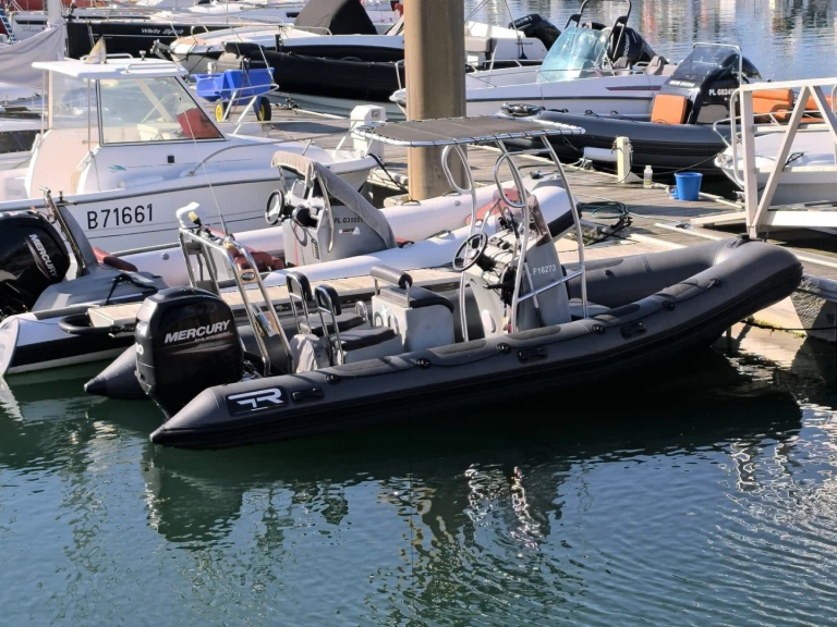 Yacht charter Trébeurden cheap 3D TENDER 580