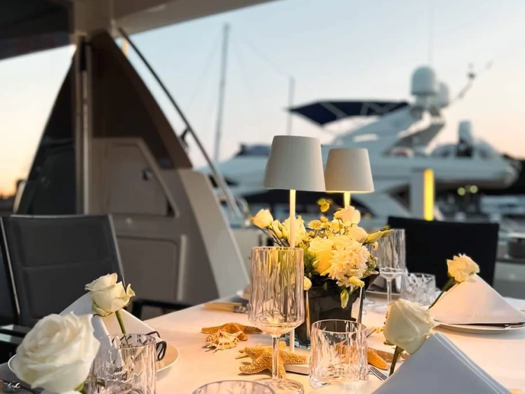 Luxury Yacht rental with or without captain Prestige Côte d'Azur