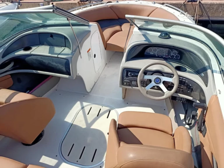 Bareboat Rental Motorboat Four Winns with a boat licence