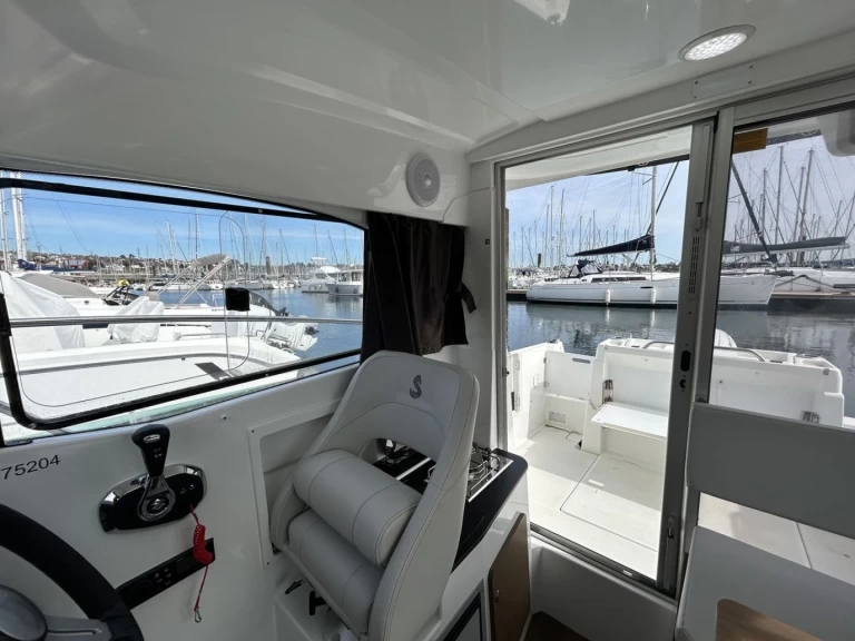Bareboat Rental Motorboat Bénéteau with a boat licence