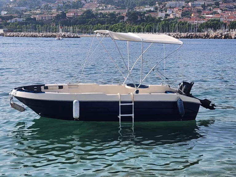 Boat rental Prusa Marine Prusa 450 in Marseille on Samboat