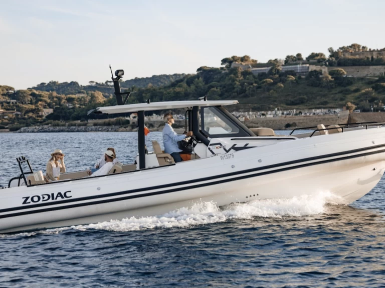 Yacht charter Port Grimaud cheap zodiac X10 CC