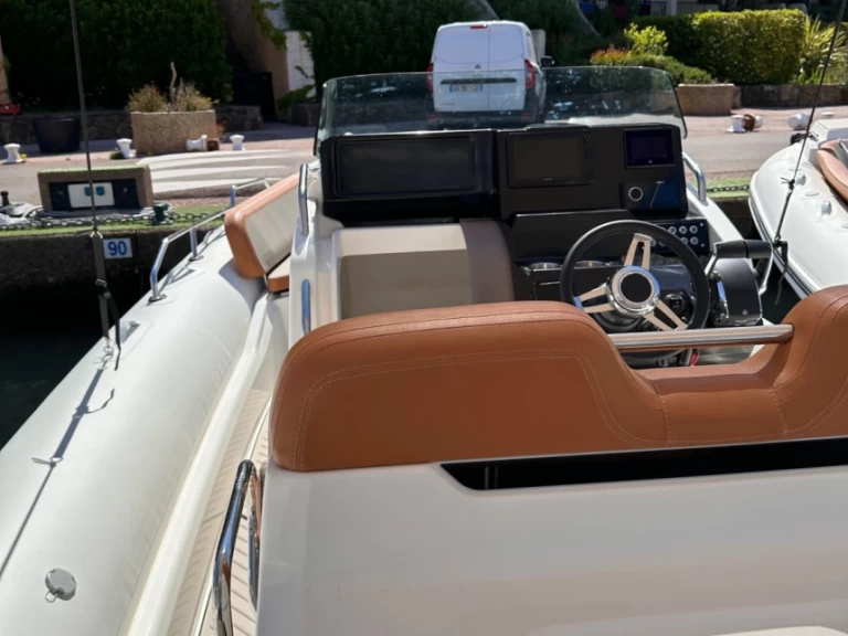 Zodiac Medline 9 in Port Grimaud on SamBoat