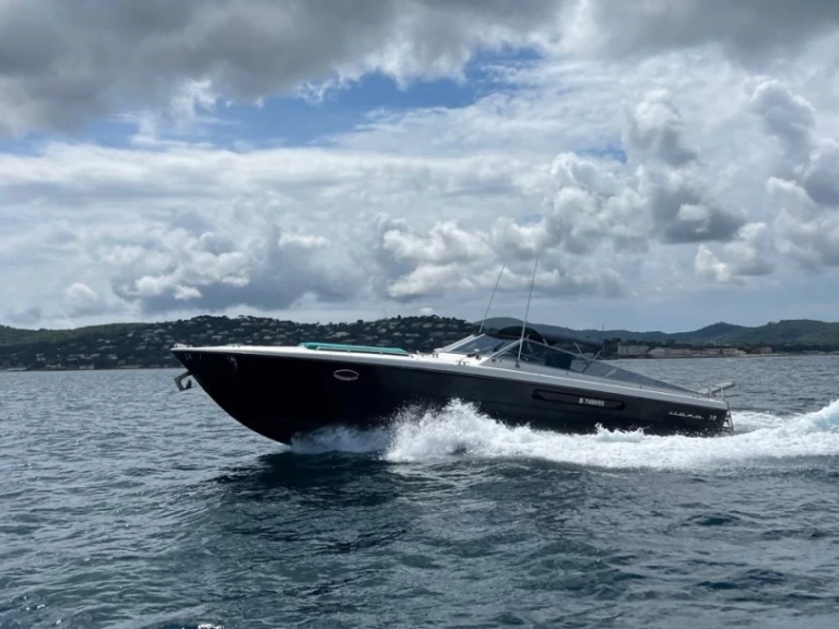 Luxury Yacht rental in Port Grimaud - Itama 38