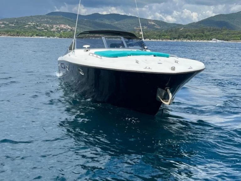 Boat rental Itama 38 in Port Grimaud on Samboat