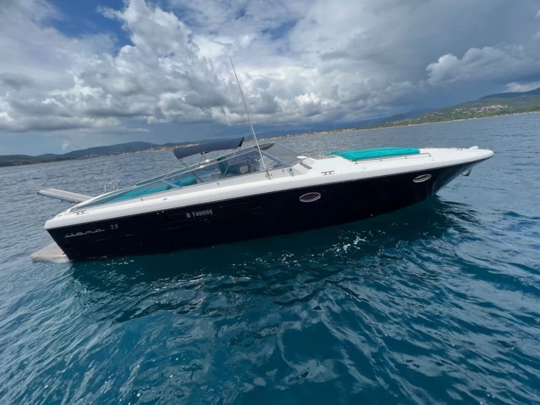 Boat rental Itama 38 in Port Grimaud on Samboat
