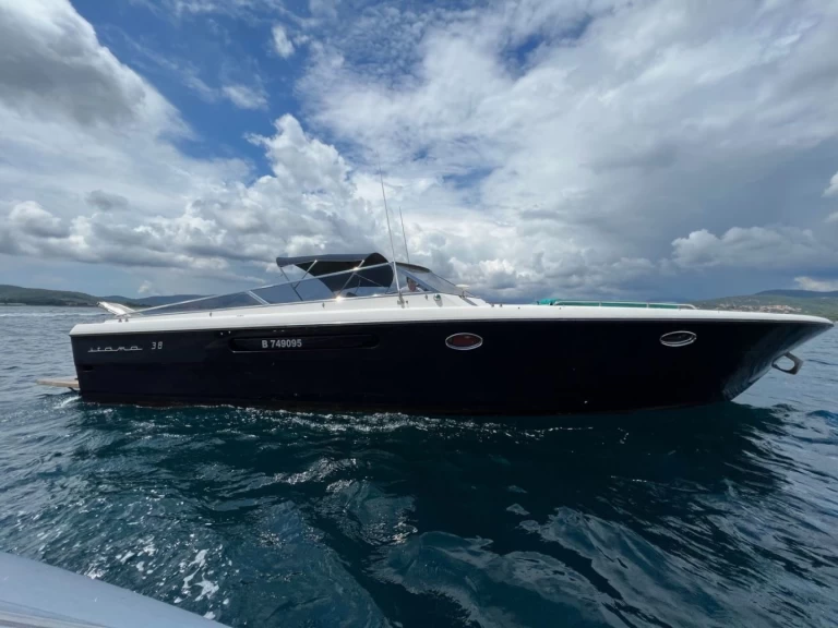 Bareboat Rental Luxury Yacht Itama with a boat licence