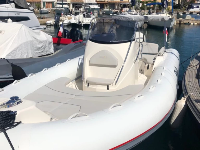 Boat rental Bwa Sport 28 GTc in Port Grimaud on Samboat