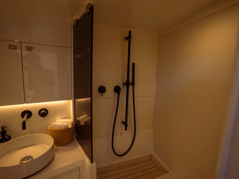 Bareboat Rental Motorboat VanDutch with a boat licence