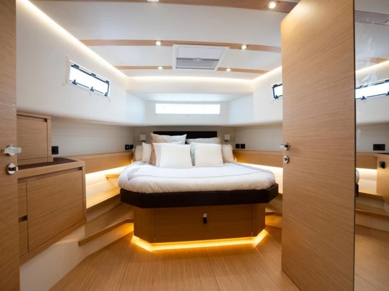 Luxury Yacht for rent Cogolin at the best price