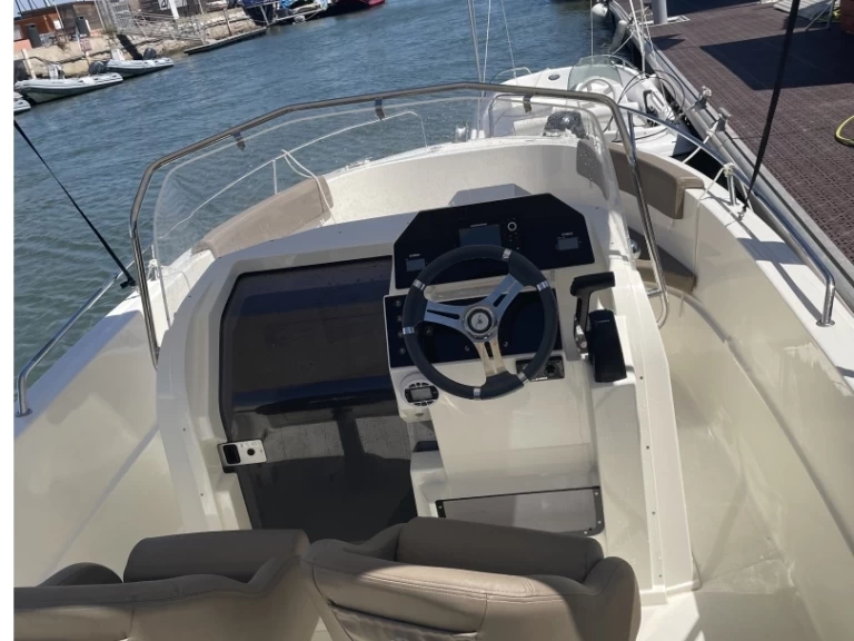 Bareboat Rental Motorboat Pacific Craft with a boat licence