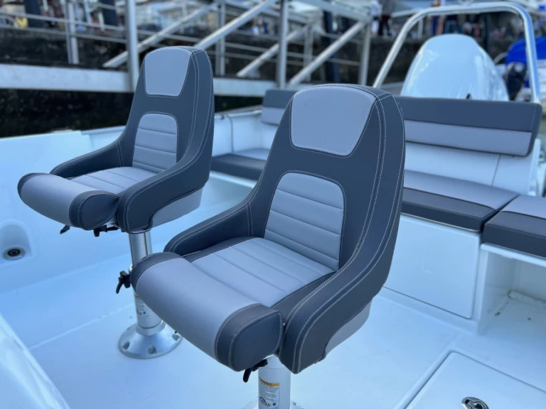 Jeanneau Cap Camarat 7.5 CC Serie 3 in La Flotte on SamBoat