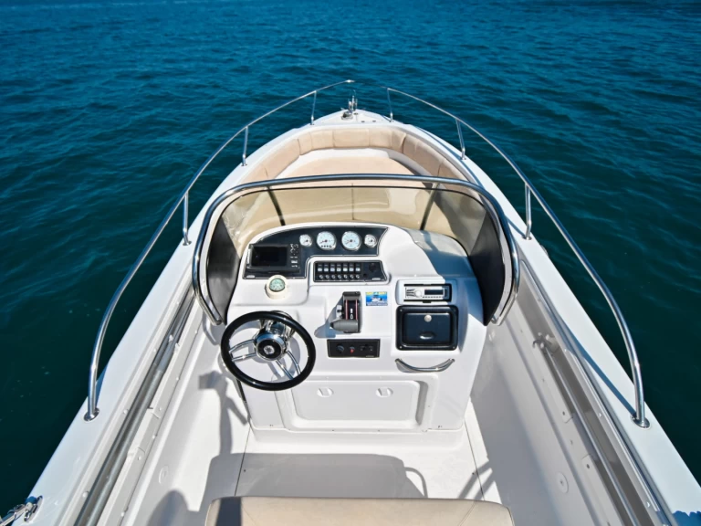 Boat rental Ranieri Voyager 24 in Funtana-Fontane on Samboat