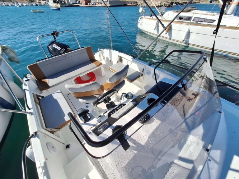 Motorboat for rent Port-de-Bouc at the best price