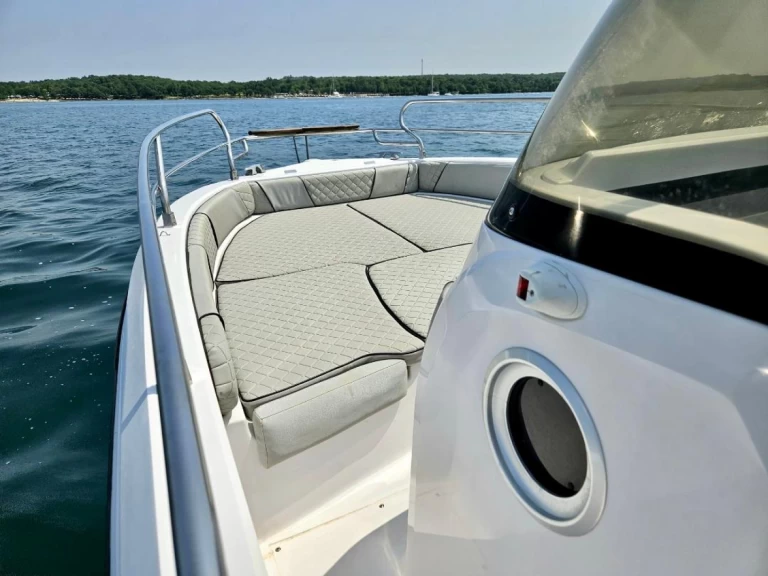 Bareboat Rental Motorboat Ranieri with a boat licence