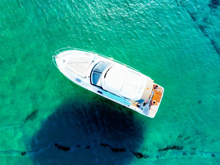 Jeanneau Leader 36 in Fornells on SamBoat