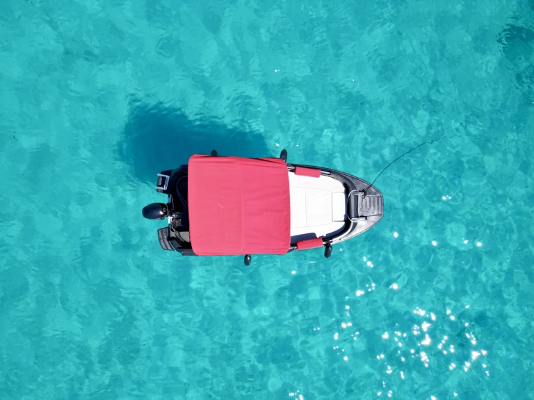 Bareboat Rental Motorboat ROTO with a boat licence