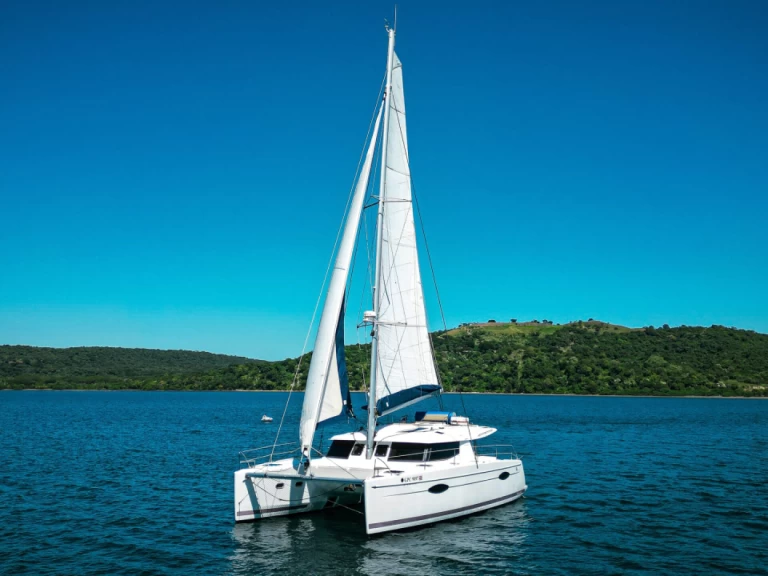 Motorboat rental with or without captain Fountaine Pajot Bahía Culebra