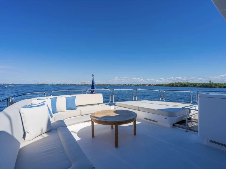 Luxury Yacht rental with or without captain Horizon Fort Lauderdale