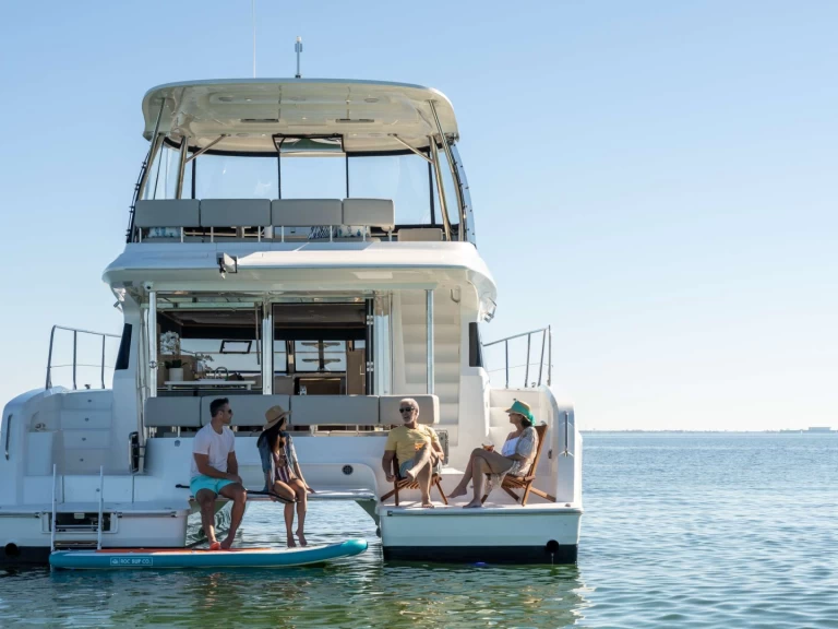 Luxury Yacht for rent Lávrio at the best price