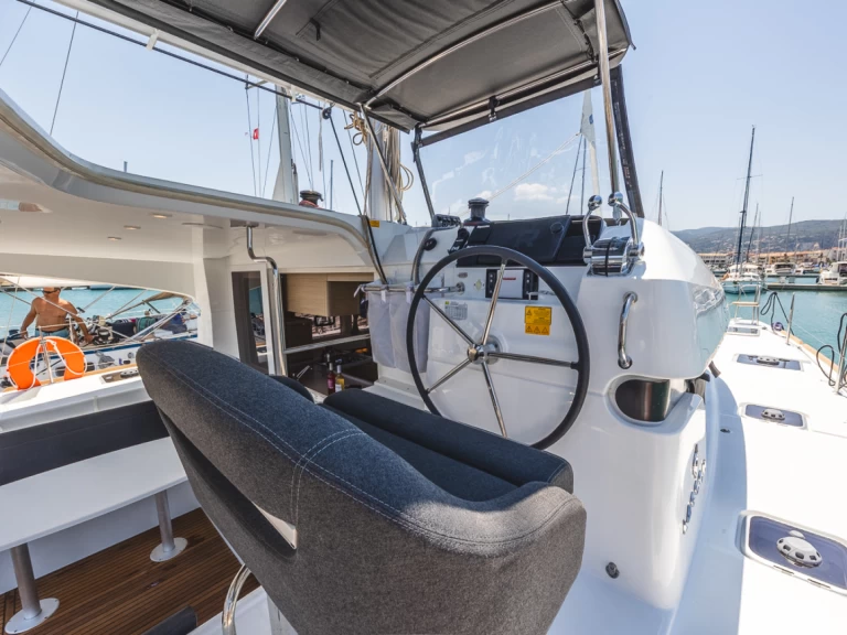 Yacht charter Lefkáda cheap Lagoon 40