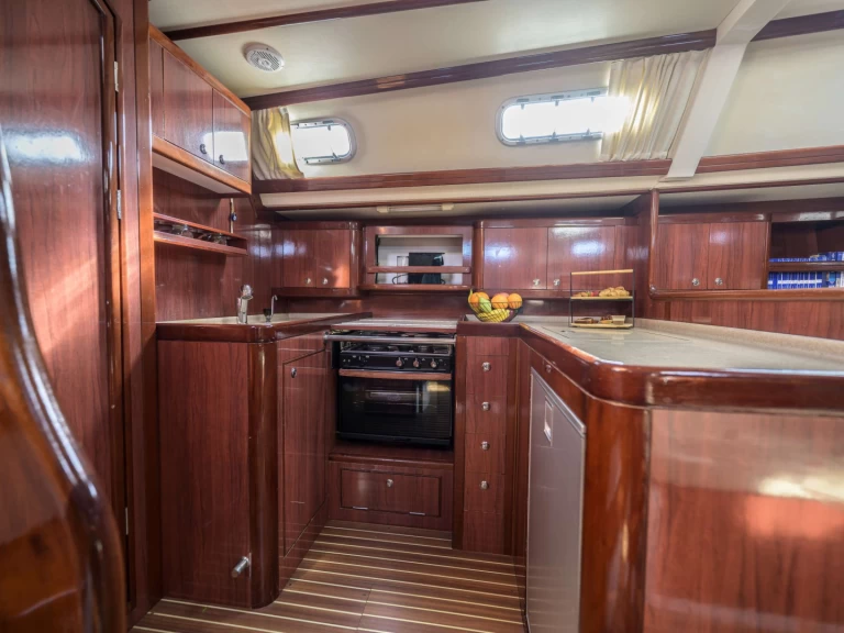 Ocean Yachts MYTHOS in Athens on SamBoat