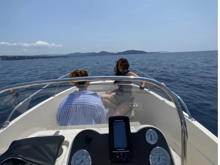 Bareboat Rental Motorboat Quicksilver with a boat licence