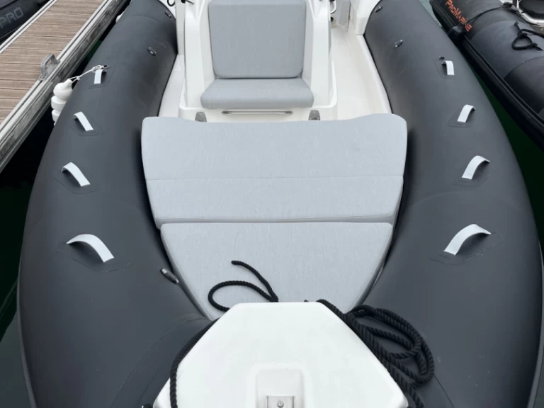 Zodiac Medline 7.5 in La Trinité-sur-Mer on SamBoat