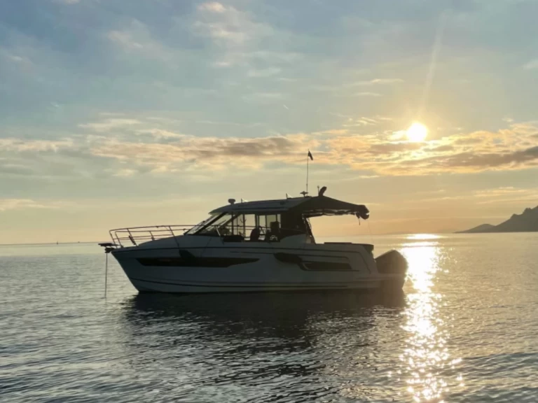 Motorboat for rent Mandelieu-la-Napoule at the best price