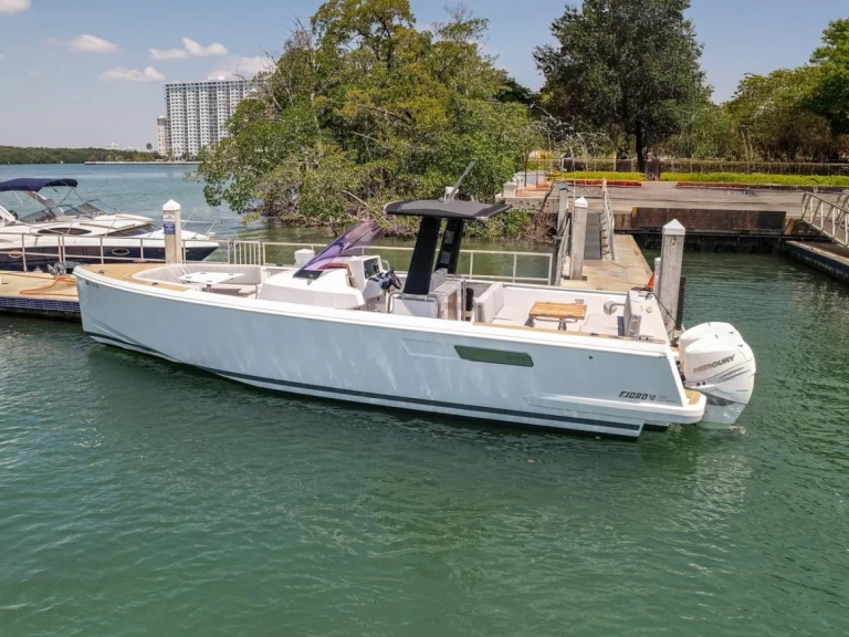 Bareboat Rental Motorboat Pardo Yachts with a boat licence