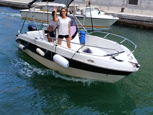 Bareboat Rental Motorboat Yacht & Co. with a boat licence