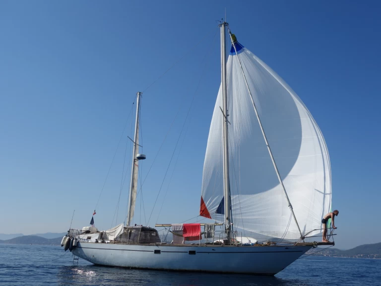 Sailboat for rent Hyères at the best price