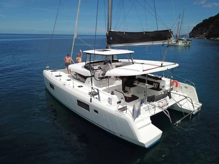 Catamaran rental in Golfo Aranci - Lagoon Lagoon 42