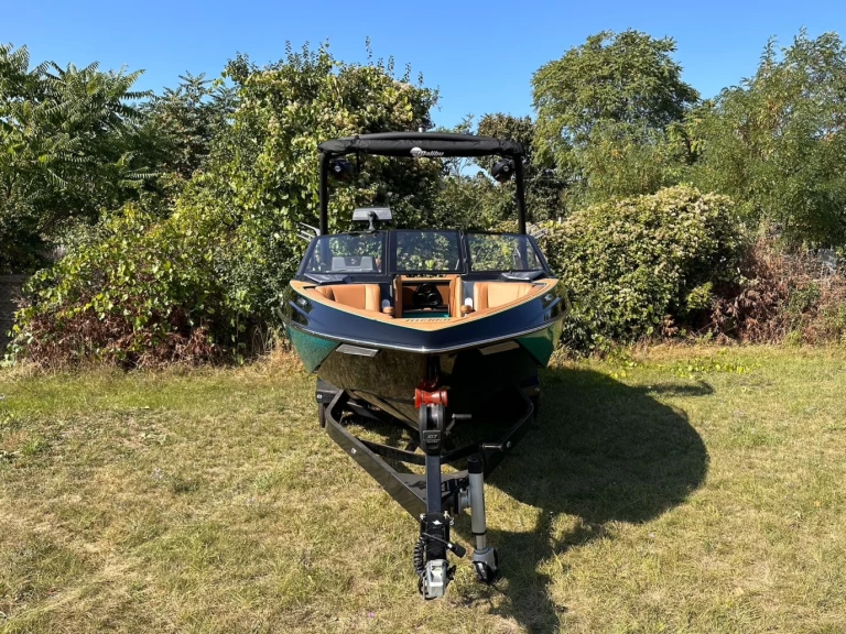 Motorboat rental with or without captain Malibu Vienna